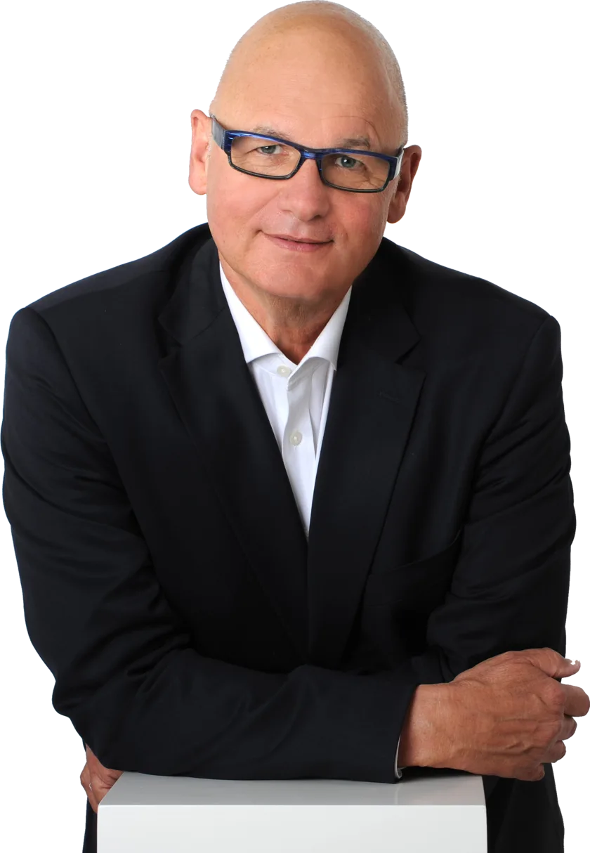 Günter Koytek im dunklen Sakko, auf einen weißen Sockel gestützt