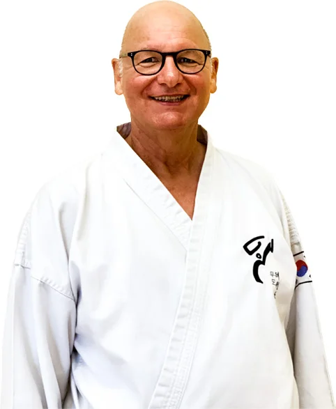 Günter Koytek lächelnd im weißen Taekwondo-Anzug